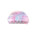Dettaglio del bellissimo fermaglio per capelli marmorizzato pastello, ideale ogni look. - Viola