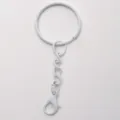 Accessoire de porte-clés en métal blanc avec anneau, chaîne à quatre maillons et mousqueton. - Blanc