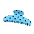 Primo piano dettagliato della bellissima molletta per capelli azzurro con pois blu scuro. - Blu