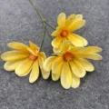 Primo piano dettagliato di tre rami di fiori artificiali di seta gialla con stelo. - Giallo