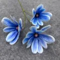 Primo piano di fiori artificiali blu e bianchi, perfetti per la decorazione. - Blu