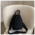 Vista dettagliata della borsa a secchiello nera minimalista, borsa a tracolla casual. - Nero