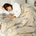 Pure cotton gauze blanket, soft summer quilt and sofa throw with cute fruit pattern. - Strawberry Yellow / 150*200cm