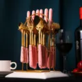 Set de couverts en acier inoxydable poignées céramique rose et support doré, élégant service. - Rose Nordique Haut de Gamme