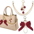 Chique beige handtas met parel dubbele kettingriem, rode bloemhangers en strik sleutelhanger. - Stijl 21