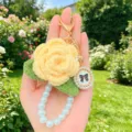 Handgemachte gehäkelte gelbe Rosen Schlüsselanhänger mit Perlenband und Vintage Schleife. - Etikett-Stil 5