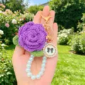Handgefertigter gehäkelter lila Rosen-Schlüsselanhänger mit Perlenarmband und süßer Schleife. - Etikett-Stil 6