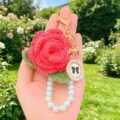 Handgemachte gehäkelte rote Rosen Schlüsselanhänger mit Perlenkette und Schleifenanhänger Tasche. - Etikett-Stil 11