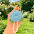 Handgemachte gehäkelte blaue Rosen-Schlüsselanhänger mit Perlenkette, Vintage Taschenzubehör. - Armband Stil 4