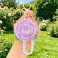 Handgemachte gehäkelte violette Rosen-Schlüsselanhänger mit Perlenarmband und Gold-Verschluss. - Armband-Stil 7