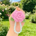 Handgemachte gehäkelte rosa Rosen Schlüsselanhänger mit Perlenband und Taschenanhänger. - Armband-Stil 8