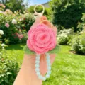Handgemachte gehäkelte rosafarbene Rosen-Schlüsselanhänger mit Perlenarmband Detailaufnahme - Armband-Stil 9