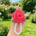 Handgefertigter Häkelrosen Schlüsselanhänger mit Perlenkette süßer Blumen Taschenanhänger - Armband-Stil 10