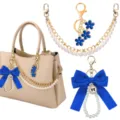 Parelketting tasband en blauwe strik sleutelhanger als elegante handtas hanger set. - Stijl 4