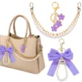Set van parelketting en paarse strik tassenhanger, elegante handtas accessoires en sleutelhangers. - Stijl 11