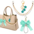 Parelketting en mintgroene strik tasbedel detail met delicate metalen bloemen en accessoires. - Stijl 12