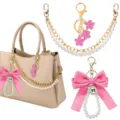 Gedetailleerd overzicht van parelketting tasriem met roze strik en schattige bloemen sleutelhanger. - Stijl 13