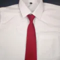 Dettaglio in primo piano di camicia da uomo bianca con cravatta rossa e taglia L. - Rosso Cinese