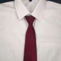 Dettaglio cravatta con zip in twill unito da uomo, accessorio di cravatta professionale. - Borgogna