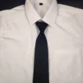 Camicia da uomo bianca formale da lavoro con cravatta nera a tinta unita con zip. - Nero