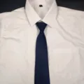 Camicia formale bianca abbinata a una classica cravatta con cerniera blu scuro da uomo. - Blu Marino