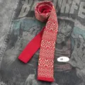 Dettaglio di una cravatta in maglia Fair Isle rosso e beige con motivo retrò classico. - 06 Fiocco di Neve Rosso
