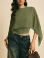 Vista detallada de la elegante blusa capa de gasa verde oliva con dobladillo asimétrico. - Verde Militar