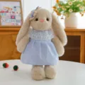 Lindo conejito de peluche con orejas largas que viste un hermoso vestido azul de lunares y cuello. - Vestido Azul Conejo Caqui