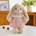 Tierno peluche de conejo de orejas largas vestido con un lindo traje rosa de lunares y cuello de encaje. - Vestido Rosa Conejo Caqui