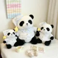 Süßes Panda Plüschtier Set mit weichem Pyjama und Mütze, perfektes Geschenk für Kinder. - Pyjama-Panda / 25cm