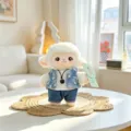 Schattige witte schaap pluche speelgoed pop met stijlvolle denim vest en korte broek hanger. - Denim Jas Stijl 2 (Man) / 20cm