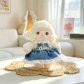 Schattig lam pluche dier in denim jurk met Love, zachte knuffelpop als cadeau en tas decoratie. - Denim Overgooier Jurk LOVE (Vrouw) / 20cm