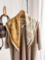 Exquisites Seide-Wolle-Quadratuch-Detail mit elegantem Retro-Muster und weicher Textur. - Braun Weiß Prolog