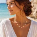 Collar fino de oro con pequeños colgantes de perlas, perfecto para citas románticas. - Colgante Pequeño de Perla de Agua Dulce Retro Francés (ZR-NC-859)