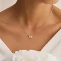 Detailaufnahme einer eleganten goldenen Kette mit funkelnden Zirkonia und Perlen. - Exquisite Perlen Strass Halskette (ZR-NC-859)