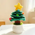 Handgehäkelter Weihnachtsbaum im Topf, grüne Strick-Tischdekoration für die Festtage. - Weihnachtsbaum Topfornament - Dunkelgrün