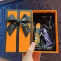 Μπρελόκ κρανίου θανάτου Halloween σε πορτοκαλί κουτί δώρου, σκούρο ζευγάρι κρεμαστό. - Μωβ Χάρος με Κουτί Δώρου