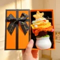 Handgehäkelte Topfblume im Geschenkkarton, kreatives Desktop-Ornament für Zuhause. - Weihnachtsbaum Gelb + Orange Geschenkbox