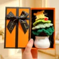 Handgefertigte gehäkelte Weihnachtsbaum Topfpflanze Geschenkbox Desktop Dekoration. - Weihnachtsbaum Grün + Orange Geschenkbox