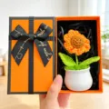 Handgemachte gehäkelte Sonnenblume im Topf in Geschenkbox, wunderschöne Tischdekoration. - Einzelne Sonnenblume + Orange Geschenkbox