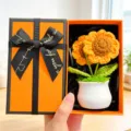 Handgemachte Gehäkelte Sonnenblume Topfpflanze im Geschenkbox Schöne Tischdeko Zuhause - Doppelte Sonnenblume + Orange Geschenkbox
