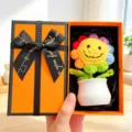 Handgehäkelte Woll-Topfblume Sonnenblume in Geschenkbox, perfekte Feiertags-Heimdekoration. - Mehrfarbige Sonnenblume + Orange Geschenkbox