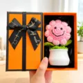 Handgemachte gehäkelte Sonnenblumen Topfpflanze in Geschenkbox, perfekte Heimdeko und Geschenk. - Rosa Sonnenblume + Orange Geschenkbox