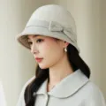 Chapeau cloche élégant en laine pour femme, style Hepburn rétro d'hiver, usage quotidien. Détails. - Blanc