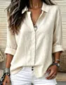 Detailaufnahme des langärmeligen Damen-Leinenhemds in Beige mit Knöpfen und Umschlagbündchen. - S / Oberteile / Aprikose