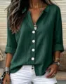 Detailansicht der dunkelgrünen langärmligen Damen Leinenhemd Bluse mit klassischem Reverskragen. - Grün