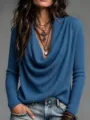 Primer plano detallado del top de punto acanalado azul con cuello drapeado y collares. - Azul