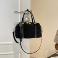Klassieke zwarte suède schoudertas voor dames, veelzijdige stijlvolle kussen handtas. - Zonder hanger / Zwart