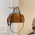 Retro bruine suède schoudertas kussenvorm voor dames, veelzijdige dagelijkse handtas. - Zonder hanger / Bruin