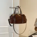 Vintage bruine suède schoudertas, elegante retro kussentas met gouden hardware en ritssluiting. - Zonder hanger / koffiekleur
